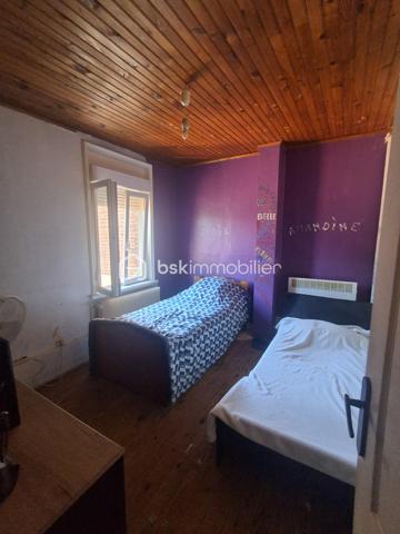 À LIÉVIN – 4 CHAMBRES, UN JARDIN ET UN BEAU POTENTIEL À EXPLOITER !
Une maison à rénover, des idées à concrétiser et un joli projet à réaliser !

Située à Liévin, à proximité des commerces et des écoles, cette maison de ville mitoyenne des deux côtés n'attend plus que ses futurs propriétaires pour retrouver une seconde jeunesse.

Au rez-de-chaussée :

- Un salon-séjour ouvert offrant une agréable pièce de vie
- Une cuisine à rénover selon vos envies
- Une salle de bain à repenser et à moderniser

Au premier étage :

- Deux chambres à aménager selon vos besoins

Au deuxième étage :

- Deux belles chambres déjà rénovées

Les petits plus :

- Un jardin pour profiter des beaux jours
- Une cave pour le rangement
- Quatre chambres, idéales pour une famille
- Une situation pratique, proche des commodités

Des travaux sont à prévoir, notamment dans la cuisine et la salle de bain, ainsi que la menuiseries mais cette maison offre de belles possibilités d'aménagement et de personnalisation.

Assainissement individuel par fosse septique.

Vous avez des idées, des projets et l'envie de créer un intérieur qui vous ressemble ?

Cette maison pourrait bien être votre prochain coup de cœur !

Pour plus de renseignements ou organiser une visite, contactez-moi
Faire offre après visite !
Cette annonce référence 350641 vous est présentée par votre agent commercial BSK Immobilier CELINE GROUX (EI) immatriculé au RSAC de ARRAS (62000) sous le numéro 84496344700033.

Prix du bien : 117 000,00 €
Les honoraires d'agence sont à la charge du vendeur.

A propos des performances énergétiques :
Date de réalisation du diagnostic énergétique : 30/05/2026
Score DPE : 231 kWhEP/m²/an
Score GES : 9 kgepCO2/m²/an
Montant estimé des dépenses annuelles d'énergie pour un usage standard : entre 2340.00 € et 3210.00 € par an. Prix moyens des énergies indexés sur l'année 2021 (abonnements compris).
La présentation d'une pièce d'identité en cours de validité sera demandée à la visite.
Les informations sur les risques auxquels ce bien est exposé sont disponibles sur le site Géorisques : www.georisques.gouv.fr