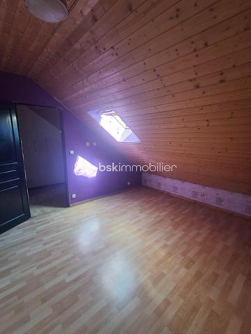 À LIÉVIN – 4 CHAMBRES, UN JARDIN ET UN BEAU POTENTIEL À EXPLOITER !
Une maison à rénover, des idées à concrétiser et un joli projet à réaliser !

Située à Liévin, à proximité des commerces et des écoles, cette maison de ville mitoyenne des deux côtés n'attend plus que ses futurs propriétaires pour retrouver une seconde jeunesse.

Au rez-de-chaussée :

- Un salon-séjour ouvert offrant une agréable pièce de vie
- Une cuisine à rénover selon vos envies
- Une salle de bain à repenser et à moderniser

Au premier étage :

- Deux chambres à aménager selon vos besoins

Au deuxième étage :

- Deux belles chambres déjà rénovées

Les petits plus :

- Un jardin pour profiter des beaux jours
- Une cave pour le rangement
- Quatre chambres, idéales pour une famille
- Une situation pratique, proche des commodités

Des travaux sont à prévoir, notamment dans la cuisine et la salle de bain, ainsi que la menuiseries mais cette maison offre de belles possibilités d'aménagement et de personnalisation.

Assainissement individuel par fosse septique.

Vous avez des idées, des projets et l'envie de créer un intérieur qui vous ressemble ?

Cette maison pourrait bien être votre prochain coup de cœur !

Pour plus de renseignements ou organiser une visite, contactez-moi
Faire offre après visite !
Cette annonce référence 350641 vous est présentée par votre agent commercial BSK Immobilier CELINE GROUX (EI) immatriculé au RSAC de ARRAS (62000) sous le numéro 84496344700033.

Prix du bien : 117 000,00 €
Les honoraires d'agence sont à la charge du vendeur.

A propos des performances énergétiques :
Date de réalisation du diagnostic énergétique : 30/05/2026
Score DPE : 231 kWhEP/m²/an
Score GES : 9 kgepCO2/m²/an
Montant estimé des dépenses annuelles d'énergie pour un usage standard : entre 2340.00 € et 3210.00 € par an. Prix moyens des énergies indexés sur l'année 2021 (abonnements compris).
La présentation d'une pièce d'identité en cours de validité sera demandée à la visite.
Les informations sur les risques auxquels ce bien est exposé sont disponibles sur le site Géorisques : www.georisques.gouv.fr