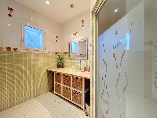 MAISON MEUBLEE CLIMATISEE AVEC PISCINE ET JACUZZI- 150 m2 – EXTERIEUR 1300 m2 – 69330 MEYZIEU SECTEUR DU GRAND LARGE