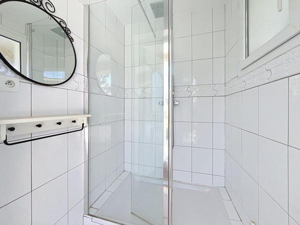 MAISON MEUBLEE CLIMATISEE AVEC PISCINE ET JACUZZI- 150 m2 – EXTERIEUR 1300 m2 – 69330 MEYZIEU SECTEUR DU GRAND LARGE