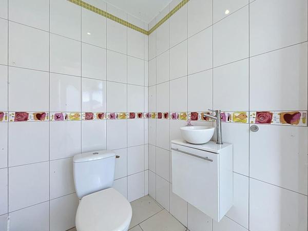 MAISON MEUBLEE CLIMATISEE AVEC PISCINE ET JACUZZI- 150 m2 – EXTERIEUR 1300 m2 – 69330 MEYZIEU SECTEUR DU GRAND LARGE