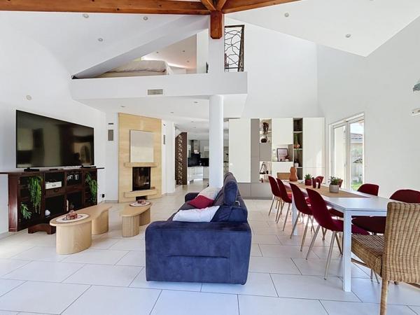 MAISON MEUBLEE CLIMATISEE AVEC PISCINE ET JACUZZI- 150 m2 – EXTERIEUR 1300 m2 – 69330 MEYZIEU SECTEUR DU GRAND LARGE