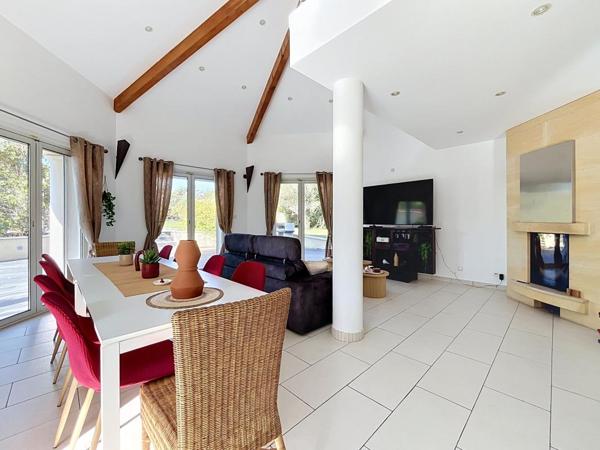 MAISON MEUBLEE CLIMATISEE AVEC PISCINE ET JACUZZI- 150 m2 – EXTERIEUR 1300 m2 – 69330 MEYZIEU SECTEUR DU GRAND LARGE