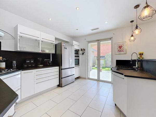MAISON MEUBLEE CLIMATISEE AVEC PISCINE ET JACUZZI- 150 m2 – EXTERIEUR 1300 m2 – 69330 MEYZIEU SECTEUR DU GRAND LARGE