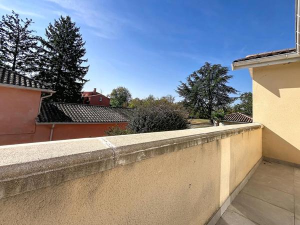 MAISON MEUBLEE CLIMATISEE AVEC PISCINE ET JACUZZI- 150 m2 – EXTERIEUR 1300 m2 – 69330 MEYZIEU SECTEUR DU GRAND LARGE