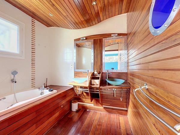 MAISON MEUBLEE CLIMATISEE AVEC PISCINE ET JACUZZI- 150 m2 – EXTERIEUR 1300 m2 – 69330 MEYZIEU SECTEUR DU GRAND LARGE