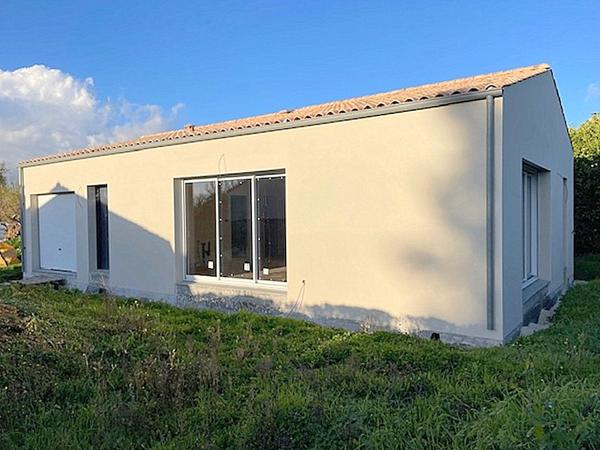 Maison neuve en cours d'achèvement TAUGON, 79 m2, 2 chambres, garage, RT2020, parcelle 689 m2