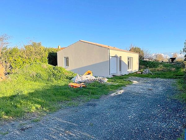 Maison neuve en cours d'achèvement TAUGON, 79 m2, 2 chambres, garage, RT2020, parcelle 689 m2
