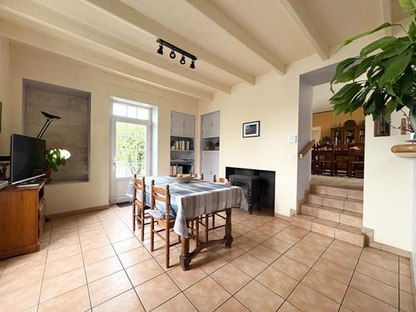 Maison 8 pièces - 4 chambres - LES VELLUIRE SUR VENDEE