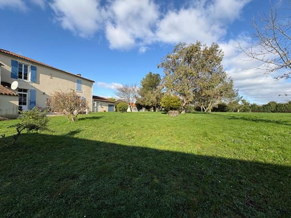 Maison 8 pièces - 4 chambres - LES VELLUIRE SUR VENDEE