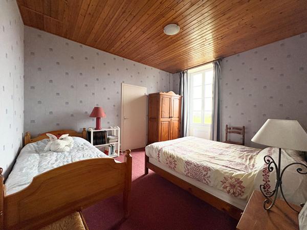 Maison 8 pièces - 4 chambres - LES VELLUIRE SUR VENDEE