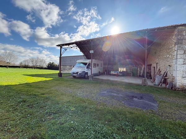 Maison 8 pièces - 4 chambres - LES VELLUIRE SUR VENDEE