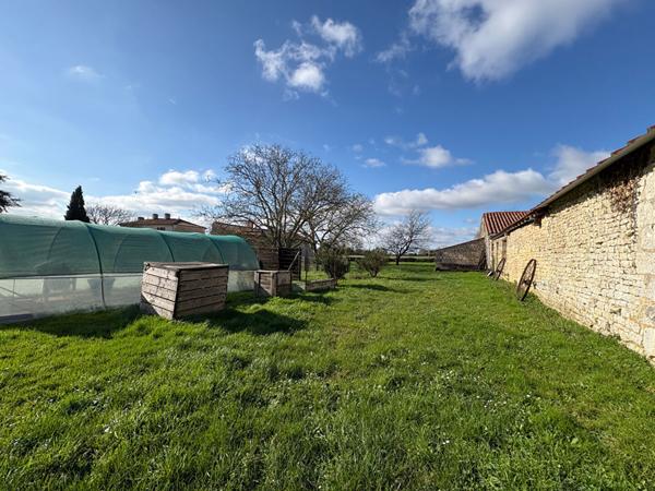 Maison 8 pièces - 4 chambres - LES VELLUIRE SUR VENDEE