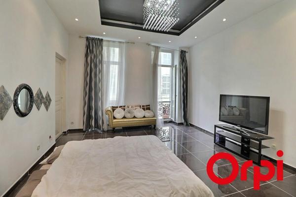 Appartement à vendre    4 pièces • 103,64 m2 Marseille 1