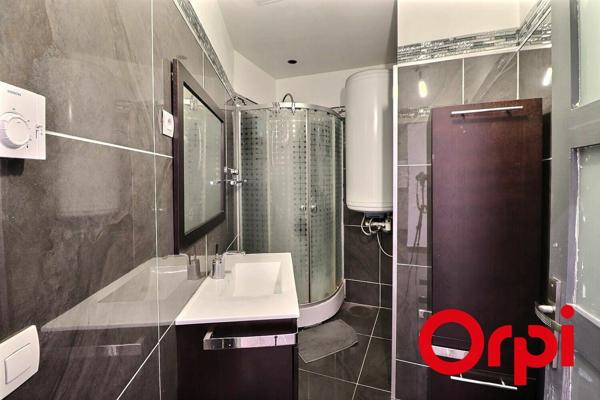 Appartement à vendre    4 pièces • 103,64 m2 Marseille 1