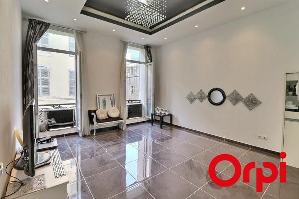 Appartement à vendre    4 pièces • 103,64 m2 Marseille 1