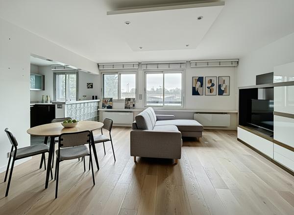 Très beau duplex de 3 pièces, 81 m², offrant une vue imprenable sur la Seine.