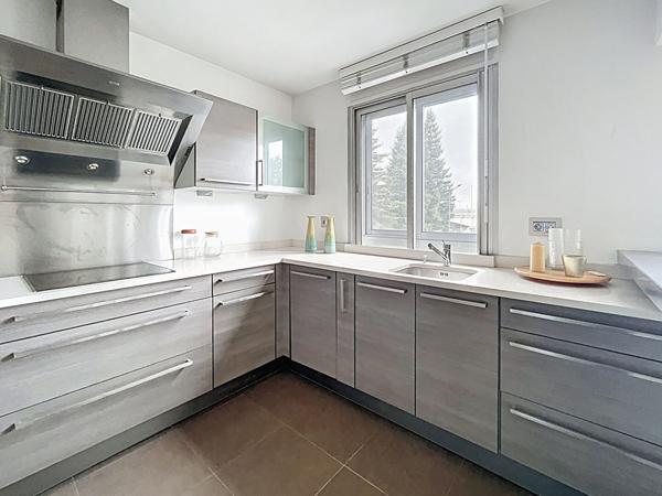 Très beau duplex de 3 pièces, 81 m², offrant une vue imprenable sur la Seine.