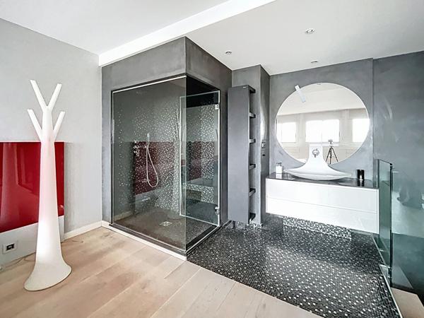 Très beau duplex de 3 pièces, 81 m², offrant une vue imprenable sur la Seine.