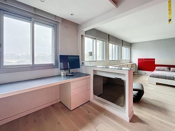 Très beau duplex de 3 pièces, 81 m², offrant une vue imprenable sur la Seine.