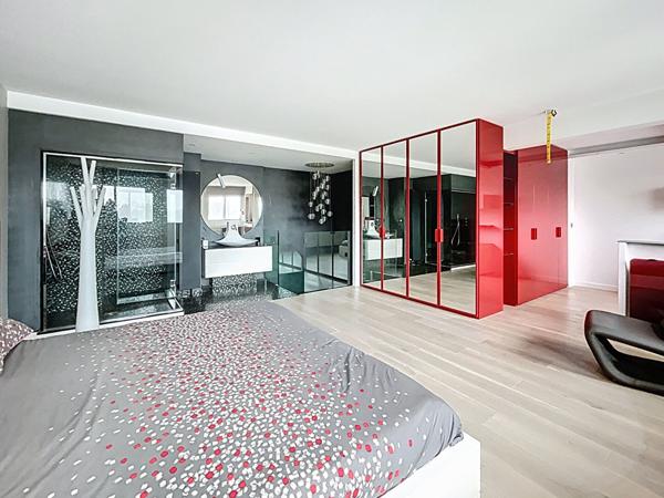 Très beau duplex de 3 pièces, 81 m², offrant une vue imprenable sur la Seine.