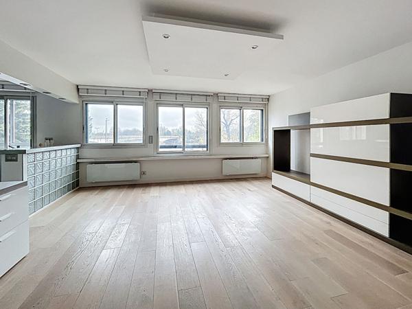 Très beau duplex de 3 pièces, 81 m², offrant une vue imprenable sur la Seine.