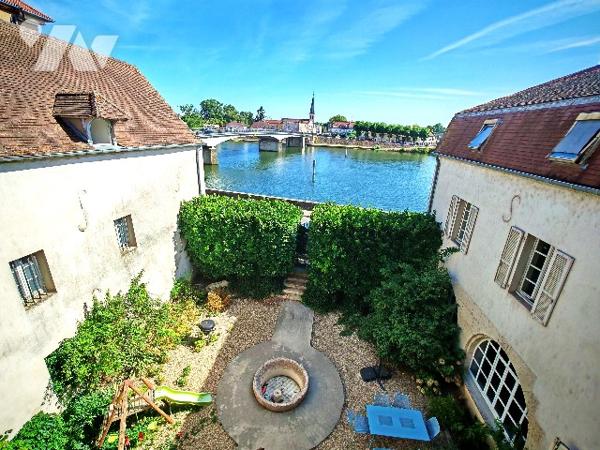 Coup de cœur assuré pour cette magnifique propriété avec sa superbe vue sur la Saône.