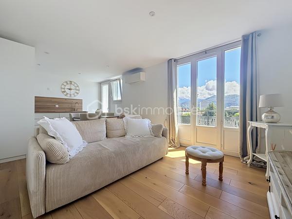 En EXCLUSIVITÉ sur GRENOBLE (rue de Stalingrad): Venez découvrir ce magnifique T3 de 53m2 (entièrement refait à neuf) situé au 5ème étage (avec ascenseur sur demi-pallier) d'une copropriété fermée avec parc, parking et idéalement située à proximité de toute les commodités.

Vous serez séduit par ses prestations de qualités, sa luminosité et sa VUE IMPRENABLE sur la chaîne de BELLEDONNE !

Il se compose ainsi:
- Un hall d'entrée avec rangement
- Cuisine toute équipée ouverte sur la pièce de vie
- 2 chambres avec placard
- Salle d'eau avec douche, coin buanderie et WC
- Balcon exposé EST (avec vue montagnes)

Une cave complète ce bien.

LES ATOUTS:
- Vue dégagée sur les massifs
- Menuiserie en PVC double vitrage
- Climatisation réversible
- Chauffage au sol 
- Ravalement de façade avec isolation par l'extérieur fait en 2021
- Local vélo

Charges : 152€/mois (chauffage, communs)
Taxe foncière: 1546€

À visiter sans tarder!