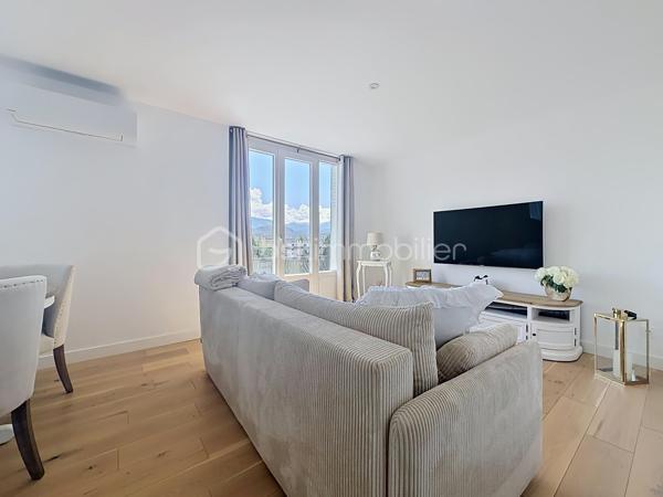 En EXCLUSIVITÉ sur GRENOBLE (rue de Stalingrad): Venez découvrir ce magnifique T3 de 53m2 (entièrement refait à neuf) situé au 5ème étage (avec ascenseur sur demi-pallier) d'une copropriété fermée avec parc, parking et idéalement située à proximité de toute les commodités.

Vous serez séduit par ses prestations de qualités, sa luminosité et sa VUE IMPRENABLE sur la chaîne de BELLEDONNE !

Il se compose ainsi:
- Un hall d'entrée avec rangement
- Cuisine toute équipée ouverte sur la pièce de vie
- 2 chambres avec placard
- Salle d'eau avec douche, coin buanderie et WC
- Balcon exposé EST (avec vue montagnes)

Une cave complète ce bien.

LES ATOUTS:
- Vue dégagée sur les massifs
- Menuiserie en PVC double vitrage
- Climatisation réversible
- Chauffage au sol 
- Ravalement de façade avec isolation par l'extérieur fait en 2021
- Local vélo

Charges : 152€/mois (chauffage, communs)
Taxe foncière: 1546€

À visiter sans tarder!