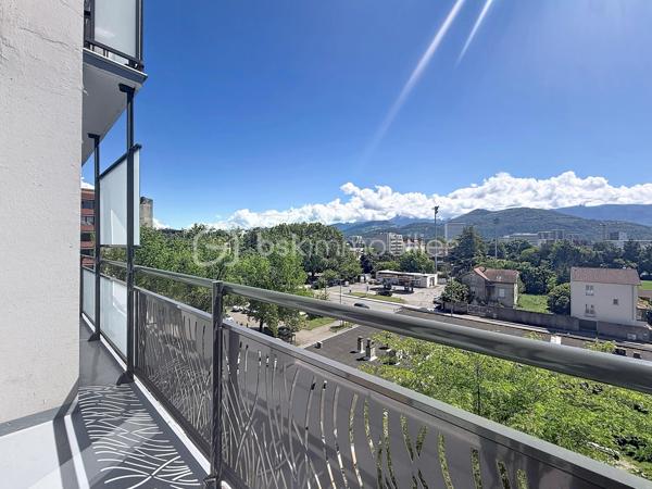 En EXCLUSIVITÉ sur GRENOBLE (rue de Stalingrad): Venez découvrir ce magnifique T3 de 53m2 (entièrement refait à neuf) situé au 5ème étage (avec ascenseur sur demi-pallier) d'une copropriété fermée avec parc, parking et idéalement située à proximité de toute les commodités.

Vous serez séduit par ses prestations de qualités, sa luminosité et sa VUE IMPRENABLE sur la chaîne de BELLEDONNE !

Il se compose ainsi:
- Un hall d'entrée avec rangement
- Cuisine toute équipée ouverte sur la pièce de vie
- 2 chambres avec placard
- Salle d'eau avec douche, coin buanderie et WC
- Balcon exposé EST (avec vue montagnes)

Une cave complète ce bien.

LES ATOUTS:
- Vue dégagée sur les massifs
- Menuiserie en PVC double vitrage
- Climatisation réversible
- Chauffage au sol 
- Ravalement de façade avec isolation par l'extérieur fait en 2021
- Local vélo

Charges : 152€/mois (chauffage, communs)
Taxe foncière: 1546€

À visiter sans tarder!