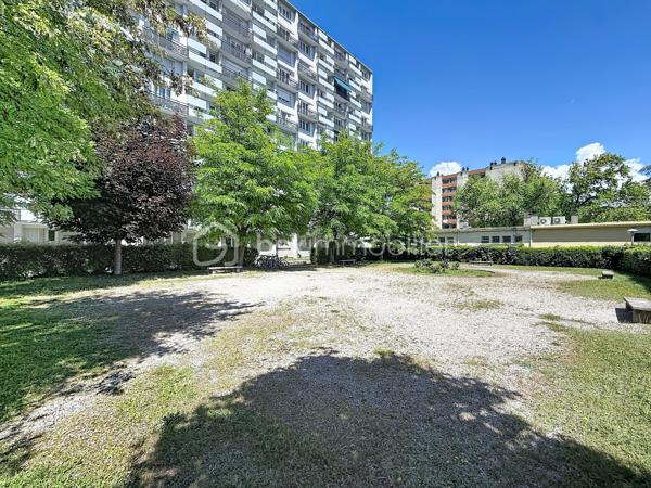 En EXCLUSIVITÉ sur GRENOBLE (rue de Stalingrad): Venez découvrir ce magnifique T3 de 53m2 (entièrement refait à neuf) situé au 5ème étage (avec ascenseur sur demi-pallier) d'une copropriété fermée avec parc, parking et idéalement située à proximité de toute les commodités.

Vous serez séduit par ses prestations de qualités, sa luminosité et sa VUE IMPRENABLE sur la chaîne de BELLEDONNE !

Il se compose ainsi:
- Un hall d'entrée avec rangement
- Cuisine toute équipée ouverte sur la pièce de vie
- 2 chambres avec placard
- Salle d'eau avec douche, coin buanderie et WC
- Balcon exposé EST (avec vue montagnes)

Une cave complète ce bien.

LES ATOUTS:
- Vue dégagée sur les massifs
- Menuiserie en PVC double vitrage
- Climatisation réversible
- Chauffage au sol 
- Ravalement de façade avec isolation par l'extérieur fait en 2021
- Local vélo

Charges : 152€/mois (chauffage, communs)
Taxe foncière: 1546€

À visiter sans tarder!