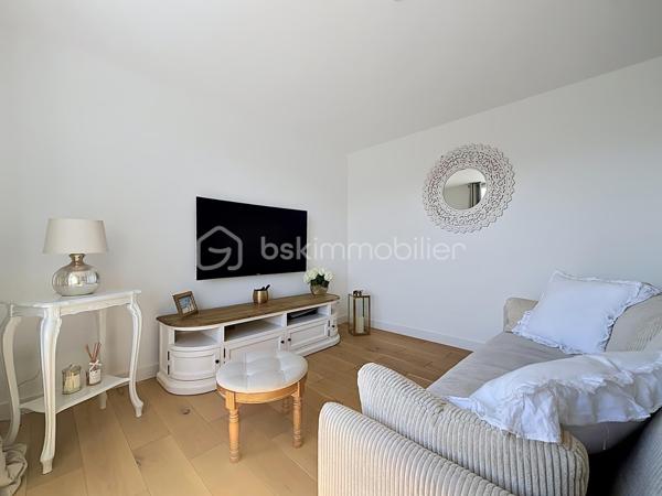 En EXCLUSIVITÉ sur GRENOBLE (rue de Stalingrad): Venez découvrir ce magnifique T3 de 53m2 (entièrement refait à neuf) situé au 5ème étage (avec ascenseur sur demi-pallier) d'une copropriété fermée avec parc, parking et idéalement située à proximité de toute les commodités.

Vous serez séduit par ses prestations de qualités, sa luminosité et sa VUE IMPRENABLE sur la chaîne de BELLEDONNE !

Il se compose ainsi:
- Un hall d'entrée avec rangement
- Cuisine toute équipée ouverte sur la pièce de vie
- 2 chambres avec placard
- Salle d'eau avec douche, coin buanderie et WC
- Balcon exposé EST (avec vue montagnes)

Une cave complète ce bien.

LES ATOUTS:
- Vue dégagée sur les massifs
- Menuiserie en PVC double vitrage
- Climatisation réversible
- Chauffage au sol 
- Ravalement de façade avec isolation par l'extérieur fait en 2021
- Local vélo

Charges : 152€/mois (chauffage, communs)
Taxe foncière: 1546€

À visiter sans tarder!