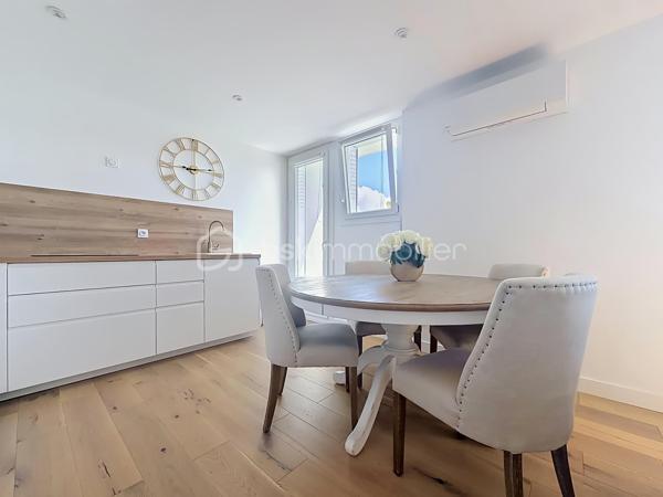En EXCLUSIVITÉ sur GRENOBLE (rue de Stalingrad): Venez découvrir ce magnifique T3 de 53m2 (entièrement refait à neuf) situé au 5ème étage (avec ascenseur sur demi-pallier) d'une copropriété fermée avec parc, parking et idéalement située à proximité de toute les commodités.

Vous serez séduit par ses prestations de qualités, sa luminosité et sa VUE IMPRENABLE sur la chaîne de BELLEDONNE !

Il se compose ainsi:
- Un hall d'entrée avec rangement
- Cuisine toute équipée ouverte sur la pièce de vie
- 2 chambres avec placard
- Salle d'eau avec douche, coin buanderie et WC
- Balcon exposé EST (avec vue montagnes)

Une cave complète ce bien.

LES ATOUTS:
- Vue dégagée sur les massifs
- Menuiserie en PVC double vitrage
- Climatisation réversible
- Chauffage au sol 
- Ravalement de façade avec isolation par l'extérieur fait en 2021
- Local vélo

Charges : 152€/mois (chauffage, communs)
Taxe foncière: 1546€

À visiter sans tarder!