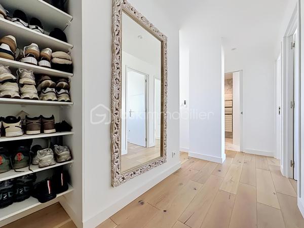 En EXCLUSIVITÉ sur GRENOBLE (rue de Stalingrad): Venez découvrir ce magnifique T3 de 53m2 (entièrement refait à neuf) situé au 5ème étage (avec ascenseur sur demi-pallier) d'une copropriété fermée avec parc, parking et idéalement située à proximité de toute les commodités.

Vous serez séduit par ses prestations de qualités, sa luminosité et sa VUE IMPRENABLE sur la chaîne de BELLEDONNE !

Il se compose ainsi:
- Un hall d'entrée avec rangement
- Cuisine toute équipée ouverte sur la pièce de vie
- 2 chambres avec placard
- Salle d'eau avec douche, coin buanderie et WC
- Balcon exposé EST (avec vue montagnes)

Une cave complète ce bien.

LES ATOUTS:
- Vue dégagée sur les massifs
- Menuiserie en PVC double vitrage
- Climatisation réversible
- Chauffage au sol 
- Ravalement de façade avec isolation par l'extérieur fait en 2021
- Local vélo

Charges : 152€/mois (chauffage, communs)
Taxe foncière: 1546€

À visiter sans tarder!