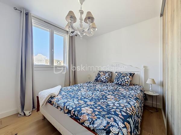 En EXCLUSIVITÉ sur GRENOBLE (rue de Stalingrad): Venez découvrir ce magnifique T3 de 53m2 (entièrement refait à neuf) situé au 5ème étage (avec ascenseur sur demi-pallier) d'une copropriété fermée avec parc, parking et idéalement située à proximité de toute les commodités.

Vous serez séduit par ses prestations de qualités, sa luminosité et sa VUE IMPRENABLE sur la chaîne de BELLEDONNE !

Il se compose ainsi:
- Un hall d'entrée avec rangement
- Cuisine toute équipée ouverte sur la pièce de vie
- 2 chambres avec placard
- Salle d'eau avec douche, coin buanderie et WC
- Balcon exposé EST (avec vue montagnes)

Une cave complète ce bien.

LES ATOUTS:
- Vue dégagée sur les massifs
- Menuiserie en PVC double vitrage
- Climatisation réversible
- Chauffage au sol 
- Ravalement de façade avec isolation par l'extérieur fait en 2021
- Local vélo

Charges : 152€/mois (chauffage, communs)
Taxe foncière: 1546€

À visiter sans tarder!
