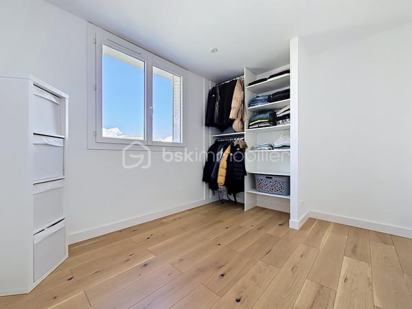 En EXCLUSIVITÉ sur GRENOBLE (rue de Stalingrad): Venez découvrir ce magnifique T3 de 53m2 (entièrement refait à neuf) situé au 5ème étage (avec ascenseur sur demi-pallier) d'une copropriété fermée avec parc, parking et idéalement située à proximité de toute les commodités.

Vous serez séduit par ses prestations de qualités, sa luminosité et sa VUE IMPRENABLE sur la chaîne de BELLEDONNE !

Il se compose ainsi:
- Un hall d'entrée avec rangement
- Cuisine toute équipée ouverte sur la pièce de vie
- 2 chambres avec placard
- Salle d'eau avec douche, coin buanderie et WC
- Balcon exposé EST (avec vue montagnes)

Une cave complète ce bien.

LES ATOUTS:
- Vue dégagée sur les massifs
- Menuiserie en PVC double vitrage
- Climatisation réversible
- Chauffage au sol 
- Ravalement de façade avec isolation par l'extérieur fait en 2021
- Local vélo

Charges : 152€/mois (chauffage, communs)
Taxe foncière: 1546€

À visiter sans tarder!