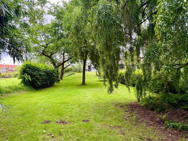 Maison rénovée de 110 m², au calme, 3 chambres, terrain de 848 m² et ruisseau en limite de propriété.