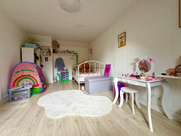 Maison rénovée de 110 m², au calme, 3 chambres, terrain de 848 m² et ruisseau en limite de propriété.