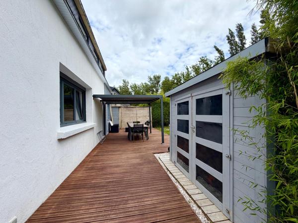 Maison rénovée de 110 m², au calme, 3 chambres, terrain de 848 m² et ruisseau en limite de propriété.