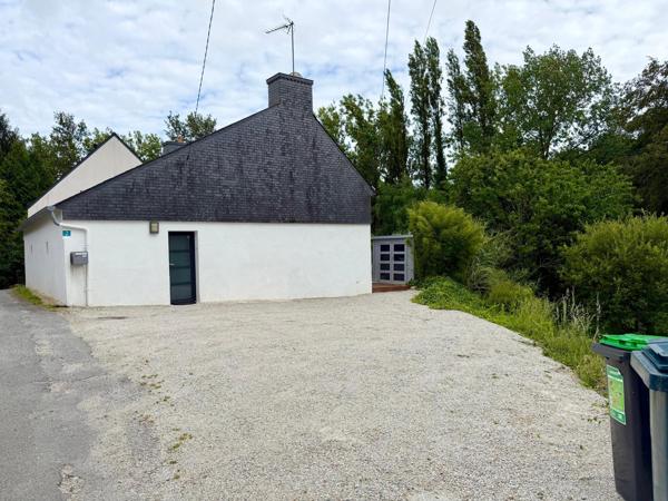 Maison rénovée de 110 m², au calme, 3 chambres, terrain de 848 m² et ruisseau en limite de propriété.