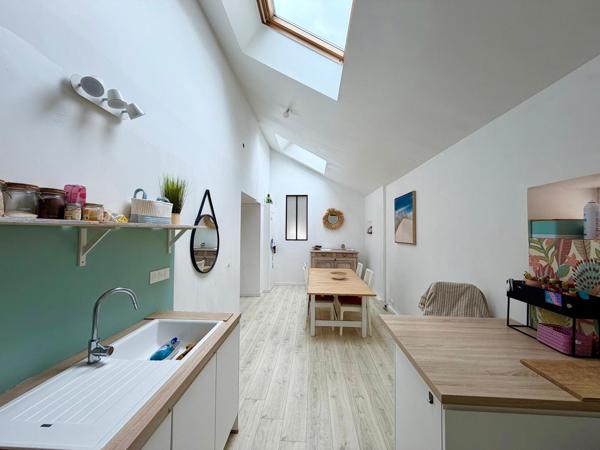 Maison rénovée de 110 m², au calme, 3 chambres, terrain de 848 m² et ruisseau en limite de propriété.
