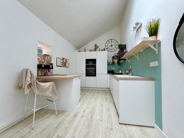 Maison rénovée de 110 m², au calme, 3 chambres, terrain de 848 m² et ruisseau en limite de propriété.