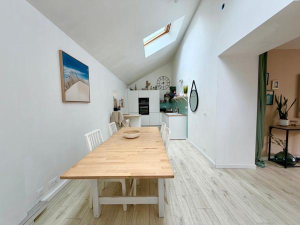 Maison rénovée de 110 m², au calme, 3 chambres, terrain de 848 m² et ruisseau en limite de propriété.