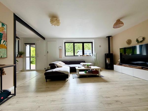 Maison rénovée de 110 m², au calme, 3 chambres, terrain de 848 m² et ruisseau en limite de propriété.