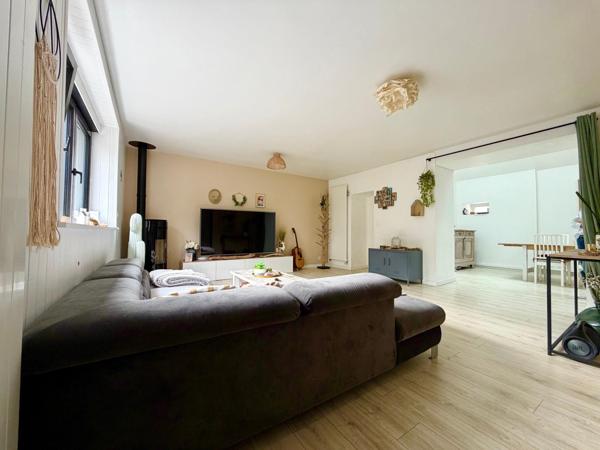 Maison rénovée de 110 m², au calme, 3 chambres, terrain de 848 m² et ruisseau en limite de propriété.