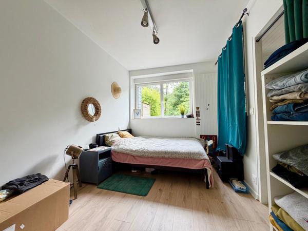 Maison rénovée de 110 m², au calme, 3 chambres, terrain de 848 m² et ruisseau en limite de propriété.