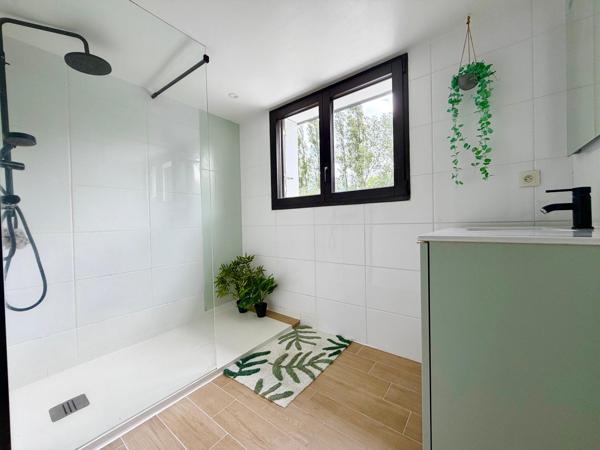 Maison rénovée de 110 m², au calme, 3 chambres, terrain de 848 m² et ruisseau en limite de propriété.