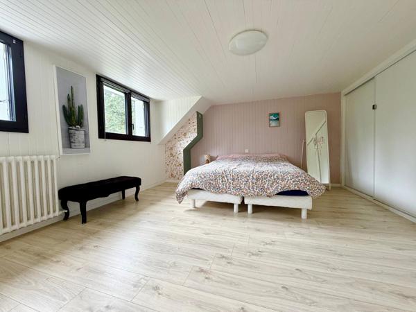Maison rénovée de 110 m², au calme, 3 chambres, terrain de 848 m² et ruisseau en limite de propriété.