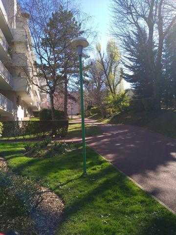 RUEIL-MALMAISON - CENTRE VILLE BOIS PREAU - APPARTEMENT DE 50 M² - 1 CHAMBRE - DERNIER ETAGE - PARKING - CAVE -