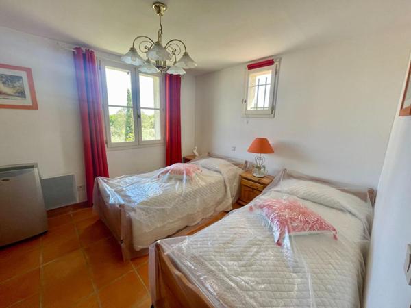 MAISON familiale 3 ch avec salle d'eau et piscine au calme